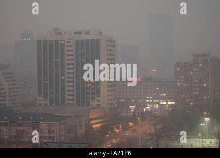 Beijing, Chine. 18Th Oct, 2015. Les banlieusards sont plus bravant la pollution de l'air dans la capitale chinoise que les niveaux a grimpé à plus de 20 fois les niveaux de sécurité. Beijing a publié sa deuxième alerte rouge pour la pollution atmosphérique dans le cadre d'un et quatre niveaux d'urgence. La plus sérieuse alerte rouge, durera trois jours. Dans le cadre d'une alerte rouge, la gestion d'urgence de la ville a avisé l'administration centrale des jardins d'enfants, les écoles primaires et secondaires de suspendre les opérations de plein air, classes interdites sur les sites de construction et certaines installations industrielles nécessaires pour limiter ou d'arrêter la production. Credit : Time-Snaps/Alamy Live News Banque D'Images