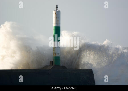 Aberystwyth, Pays de Galles, Royaume-Uni 20 décembre 2015. Des vents forts mélangé avec de beau temps exceptionnel. Banque D'Images