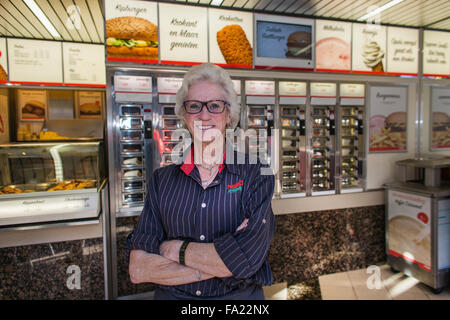 Yvonne Blom (72), propriétaire de restaurant fast food FEBO en Hollande. Les clients peuvent tirer des aliments provenant d'un "mur". Banque D'Images