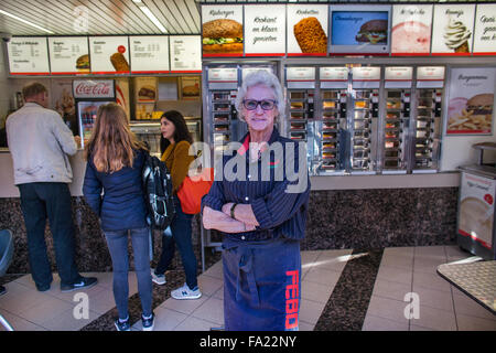 Yvonne Blom (72), propriétaire de restaurant fast food FEBO en Hollande. Les clients peuvent tirer des aliments provenant d'un "mur". Banque D'Images