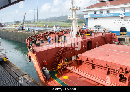 Navire de Passage écluses de Gatun, Canal de Panama. Panama Banque D'Images