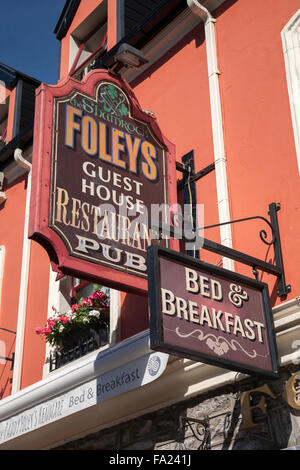 Foleys Bar et pub panneau ; Kenmare, Irlande Banque D'Images