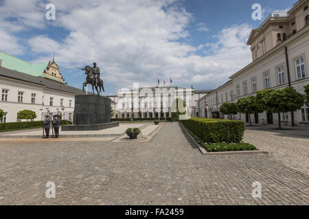 Varsovie, Pologne - Juillet 08 : Palais présidentiel à Varsovie, Pologne. Avant qu'il : Bertel Thorvaldsen statue équestre du prince de Jo Banque D'Images