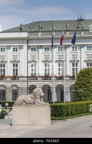 Varsovie, Pologne - Juillet 09, 2015 : Palais présidentiel à Varsovie, Pologne. Avant qu'il : Bertel Thorvaldsen's statue équestre de Prin Banque D'Images