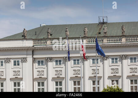 Varsovie, Pologne - Juillet 09, 2015 : Palais présidentiel à Varsovie, Pologne. Avant qu'il : Bertel Thorvaldsen's statue équestre de Prin Banque D'Images