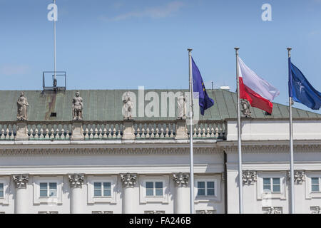 Varsovie, Pologne - Juillet 09, 2015 : Palais présidentiel à Varsovie, Pologne. Avant qu'il : Bertel Thorvaldsen's statue équestre de Prin Banque D'Images