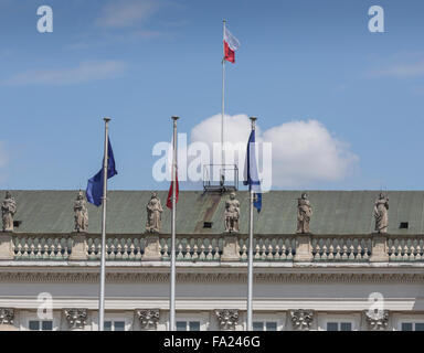 Varsovie, Pologne - Juillet 09, 2015 : Palais présidentiel à Varsovie, Pologne. Avant qu'il : Bertel Thorvaldsen's statue équestre de Prin Banque D'Images