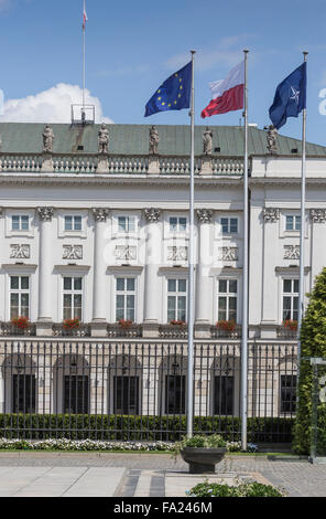 Varsovie, Pologne - Juillet 09, 2015 : Palais présidentiel à Varsovie, Pologne. Avant qu'il : Bertel Thorvaldsen's statue équestre de Prin Banque D'Images