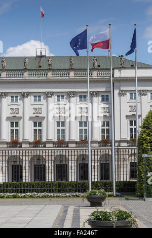 Varsovie, Pologne - Juillet 09, 2015 : Palais présidentiel à Varsovie, Pologne. Avant qu'il : Bertel Thorvaldsen's statue équestre de Prin Banque D'Images