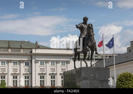 Varsovie, Pologne - Juillet 09, 2015 : Palais présidentiel à Varsovie, Pologne. Avant qu'il : Bertel Thorvaldsen's statue équestre de Prin Banque D'Images