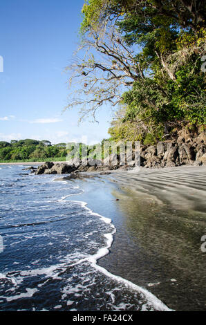 Plage déserte sur une île tropicale Banque D'Images
