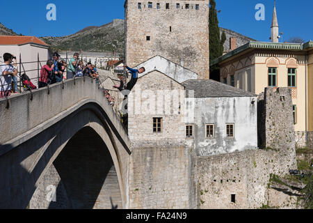 Un jeune homme plongées depuis l'ancien pont de la rivière le 15 avril 2015 à Mostar, en Bosnie-Herzégovine. Banque D'Images