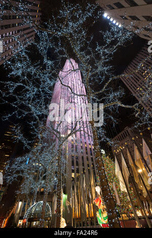 Les lumières des fêtes d'hiver et des décorations de Noël de la Rockefeller Plazza à Rockefeller Center, Manhattan, New York City. Banque D'Images