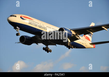 British Airways Boeing 777 -236(ER) - avion de ligne à réaction G-YMMR atterrissant à l'aéroport de Londres Heathrow au Royaume-Uni avec lueur du soleil couchant Banque D'Images