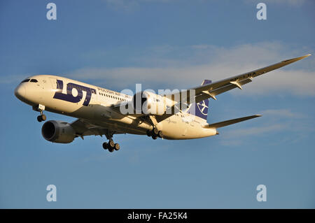 LOT - Polish Airlines Boeing 787-8 Dreamliner jet plane Airliner - SP-LRA atterrissant à l'aéroport de Londres Heathrow, Royaume-Uni dans le ciel bleu Banque D'Images