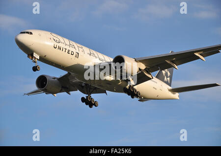 United Airlines Boeing 777 -222(ER) - avion de ligne à réaction N794UA atterrissant à l'aéroport de Londres Heathrow, Royaume-Uni. Groupe Star Alliance Banque D'Images