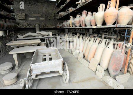 Objets stockés dans la Francesi del Foro, Forum Grenier, Pompéi, la ville romaine enfouie dans la lave près de Naples, ville UNESCO World Banque D'Images