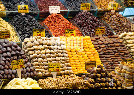 Les fruits secs, le thé, les épices et des bonbons dans le Bazar égyptien d'Istanbul. Banque D'Images