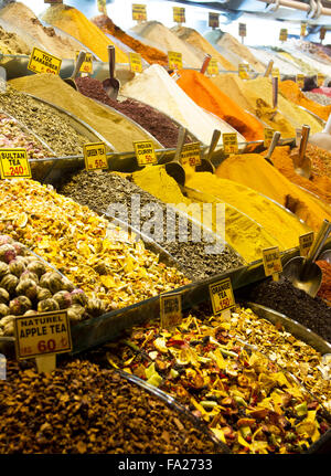 Le thé et les épices dans le Bazar égyptien d'Istanbul. Banque D'Images