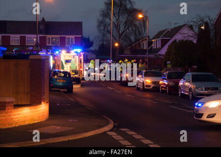 Junction of Darlington Ruelle et Rimswell Road,Stockton-on-Tees 20 Décembre 2015 Les sapeurs-pompiers et ambulanciers essayer de libérer une femme piégée dans une automobile après un accident de la route à environ 4h00. David Dixon/Alamy Live News Banque D'Images