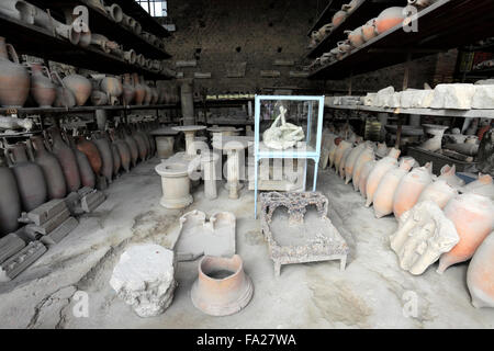 Objets stockés dans la Francesi del Foro, Forum Grenier, Pompéi, la ville romaine enfouie dans la lave près de Naples, ville UNESCO World Banque D'Images