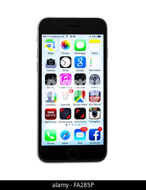 Le nouveau Apple iPhone 6 sur un fond blanc montrant l'écran de l'application IOS 8. Banque D'Images