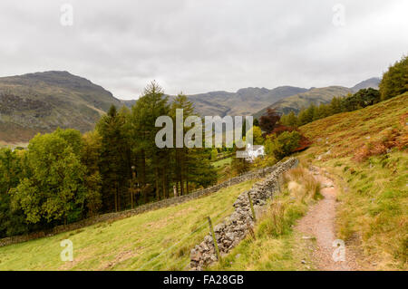 Un chemin dans la vallée de Langdale près de l'ancien donjon Ghyll Hotel Banque D'Images