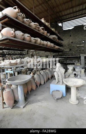 Objets stockés dans la Francesi del Foro, Forum Grenier, Pompéi, la ville romaine enfouie dans la lave près de Naples, ville UNESCO World Banque D'Images