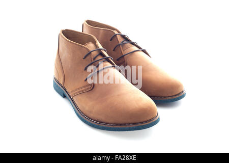 Paire de chaussures en daim pour hommes sur un fond blanc Banque D'Images