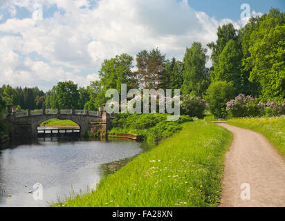 Parc Pavlovsk. Visconti le pont sur la rivière Slavyanka Banque D'Images