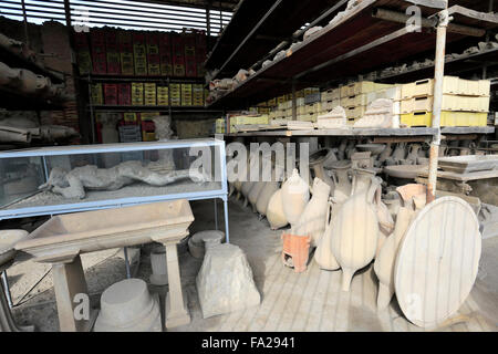 Objets stockés dans la Francesi del Foro, Forum Grenier, Pompéi, la ville romaine enfouie dans la lave près de Naples, ville UNESCO World Banque D'Images