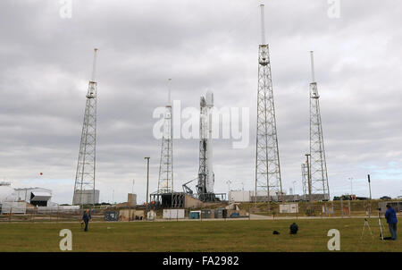 Cap Canaveral, Floride, USA. 18Th Oct, 2015. Une mise à niveau SpaceX Falcon 9 rocket est vu à Cape Canaveral Air Force Station, où il attend un lancement ce soir à 8:29 p.m. la fusée place 11 Orbcomm communications satellites en orbite. SpaceX s'efforcera également, pour la première fois, à la terre le premier étage de la fusée de retour sur terre. C'est le premier vol d'un Falcon 9 depuis une fusée a explosé en juin 2015, environ deux minutes après le lancement d'une mission de réapprovisionnement de la Station spatiale internationale. Crédit : Paul Hennessy/Alamy Live News Banque D'Images