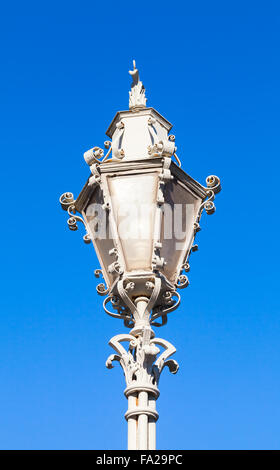 Style ancien lampe rue blanche avec décoration en fer forgé sur fond de ciel bleu Banque D'Images