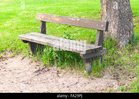 Vieux banc en bois sur la route au parc d'été Banque D'Images