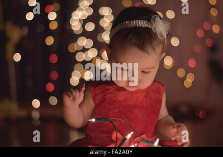 Bébé jouant avec des lumières LED Banque D'Images