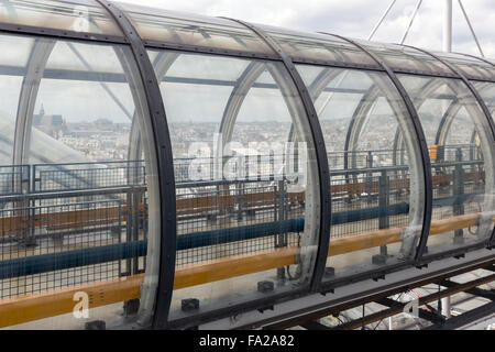 Le tube de verre couloir à Centre Pompidou avec vue aérienne de la ville de Paris Banque D'Images