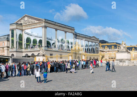 VERSAILLES PARIS, FRANCE - 30 mai : Les visiteurs en attente dans une file d'attente pour visiter le Château Royal de Versailles Banque D'Images