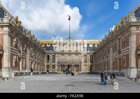 VERSAILLES PARIS, FRANCE - Mai 30 : marche à la cour du Château Royal de Versailles le 30 mai 2015 au Palace Banque D'Images