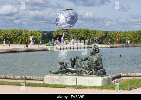 VERSAILLES PARIS, FRANCE - 30 mai : Les Visiteurs dans Garden Palace Versailles avec statue et étang Banque D'Images