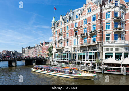 AMSTERDAM, Pays-Bas - le 06 août : Excursion en bateau avec les touristes du canal d'Amsterdam, près de la célèbre Hôtel Amstel Banque D'Images