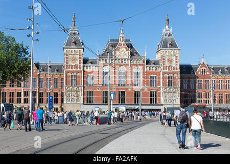 AMSTERDAM, Pays-Bas - le 06 août : en face de la gare centrale Banque D'Images