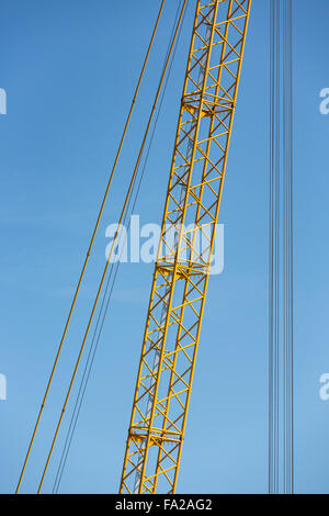 Détail flèche jaune contre un ciel bleu Banque D'Images