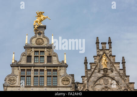 Maisons médiévales avec des ornements de toit à Grand-place à Anvers, Belgique Banque D'Images