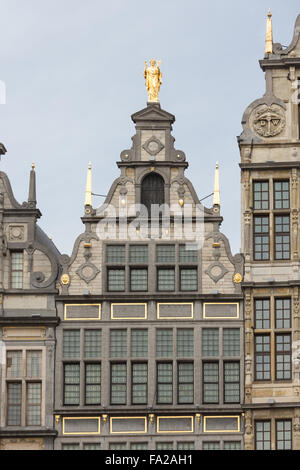 Maisons médiévales avec des ornements de toit à Grand-place à Anvers, Belgique Banque D'Images