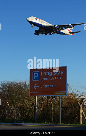 Un avion de ligne British Airways 747 Jumbo Jet atterrit à l'aéroport de Londres Heathrow au Royaume-Uni sur un panneau indiquant le parking long séjour Banque D'Images