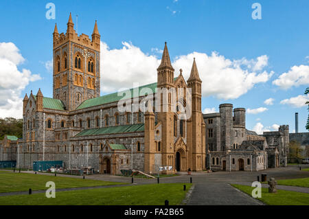 La grande église abbatiale, reconstruit sur ses fondations médiévales par les moines eux-mêmes, reflète la lumière du soleil de fin d'après-midi Banque D'Images