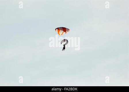 Pilote parapente en ordre décroissant sur parachute après s'effondrer son aile parapente, aile principale est partiellement réunis autour de lui. Banque D'Images