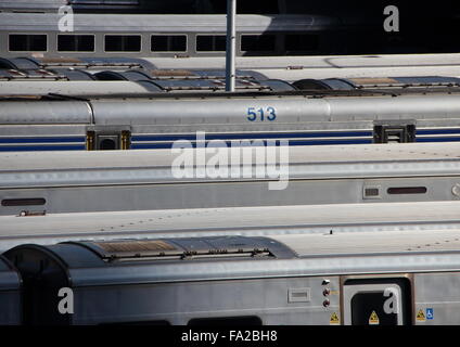 Les wagons du métro de New York Silver Gamme Parking Zone de dépôt en rétro-éclairage Banque D'Images