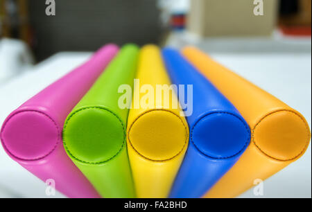 Fragment d'un dossier en forme de rouleaux connecté sellerie cuir artificiel de couleur. Banque D'Images