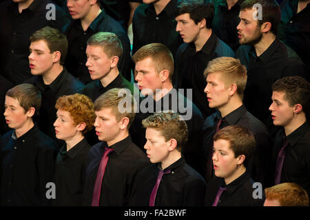 Un chœur de jeunes hommes et garçons de milieux agricoles prenant part à des compétitions sur la scène du 2015 clubs de jeunes agriculteurs du pays de Galles Eisteddfod annuel à Aberystwyth Arts Centre Banque D'Images